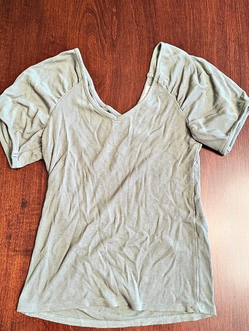Willow and Root Textured V-Neck Top in Green Size Medium